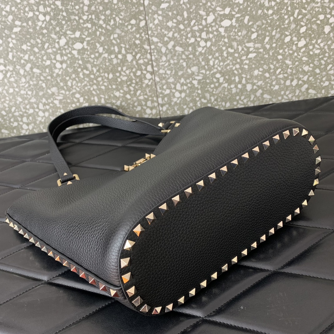 Valentino Garavani Rockstud Shoulder Bag in Black Grainy Calfskin